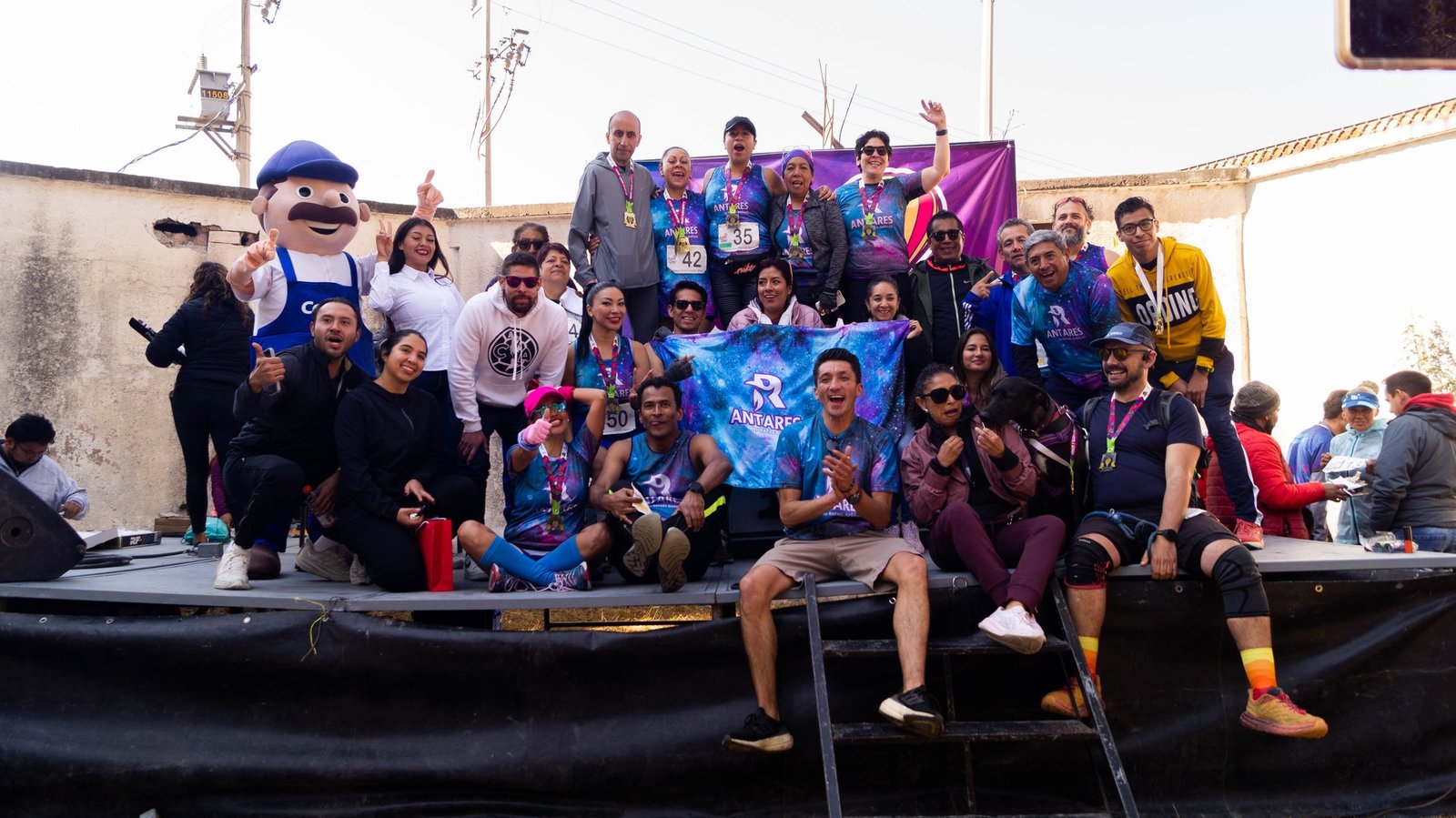 Participantes y zona de meta de una carrera deportiva