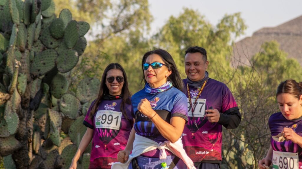 Corredores con número oficial en una carrera trail del Estado de México