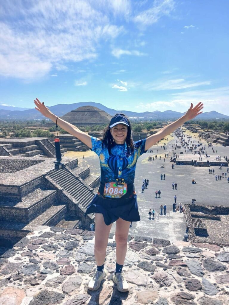 chica en las piramides de teotihuacan